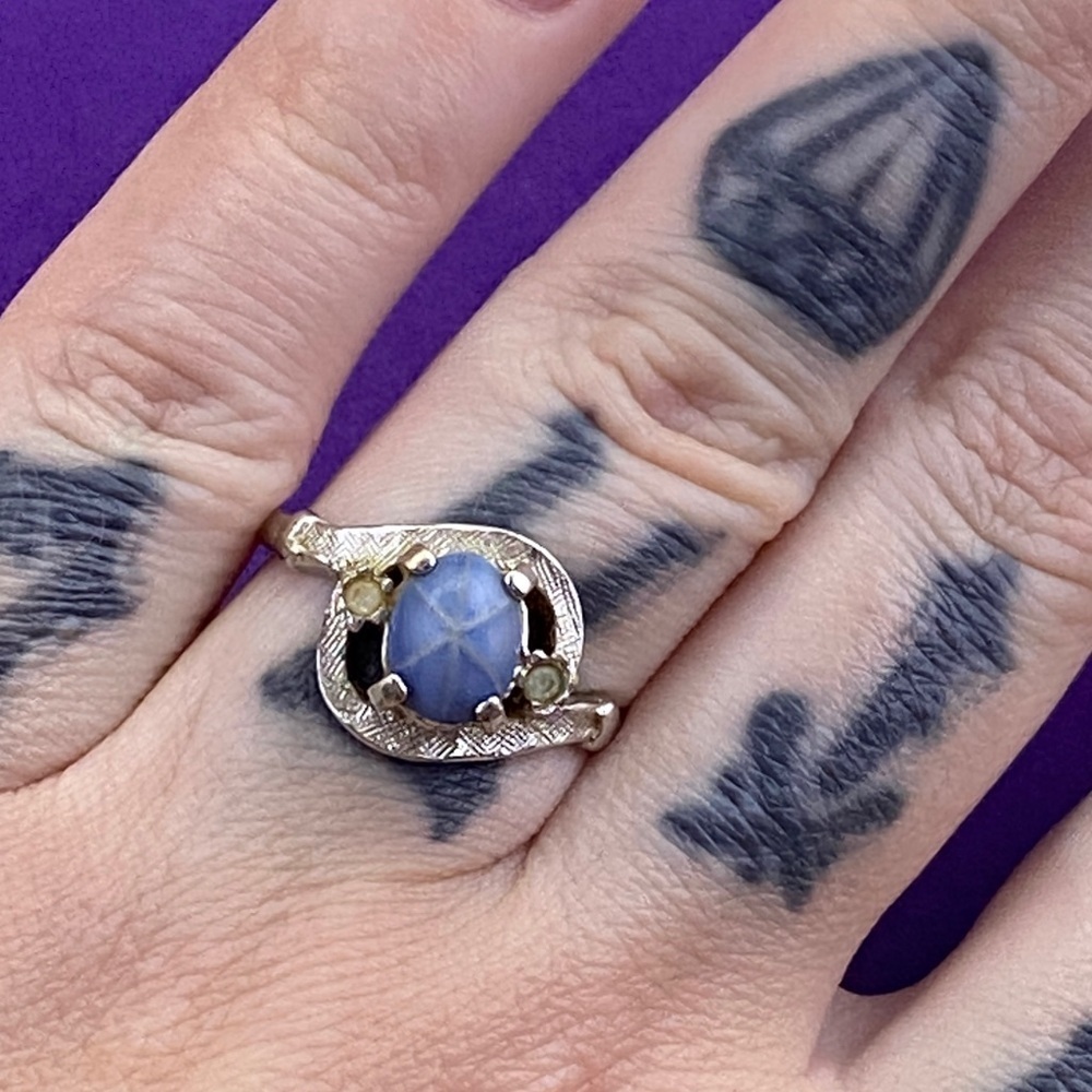 💛 Elegant 14k HGE Blue Faux Star Sapphire Ring - Picture 3 of 6